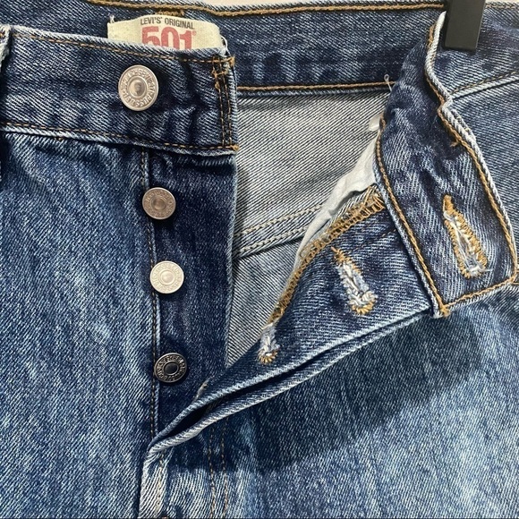 LEVI’S Men’s 501 Distressed Jean Shorts Button Fly, Size Waist 32 - Picture 2 of 6